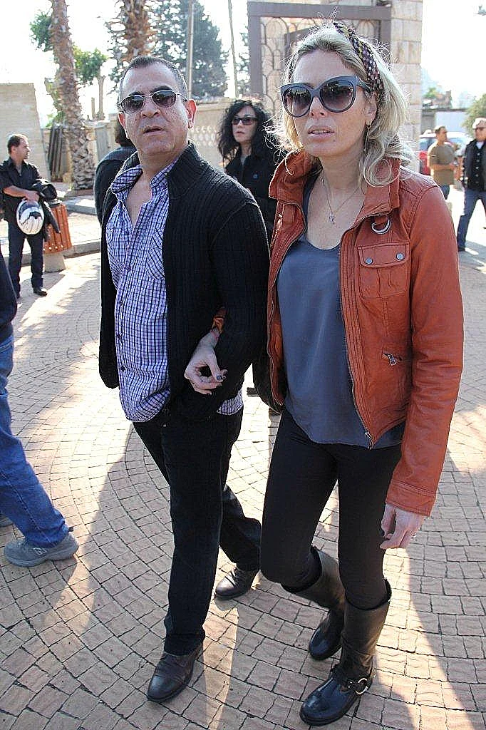 אלי יצפאן ורעייתו בהלווייתה של יפה ירקוני בקריית שאול