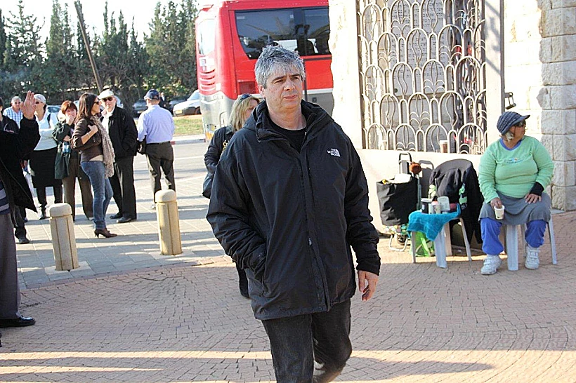 גיא מרוז בהלווייתה של יפה ירקוני