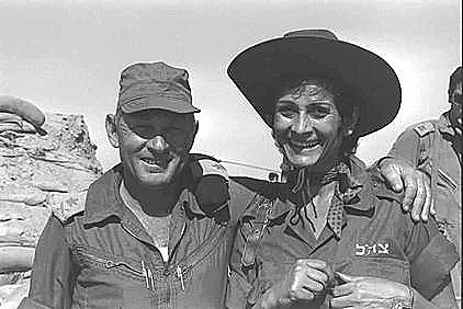 יפה ירקוני עם האלוף אברהם אדן, סמוך לתעלת סואץ, 1973