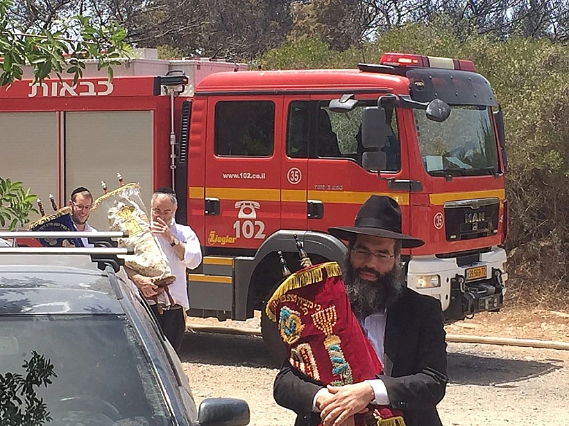 הצלת ספרי תורה משריפה