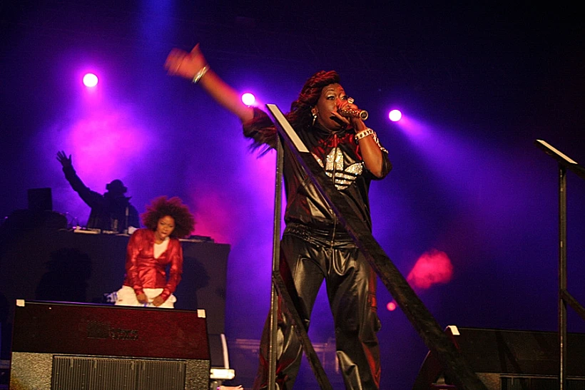 מיסי אליוט בהופעה בגני התערוכה בת