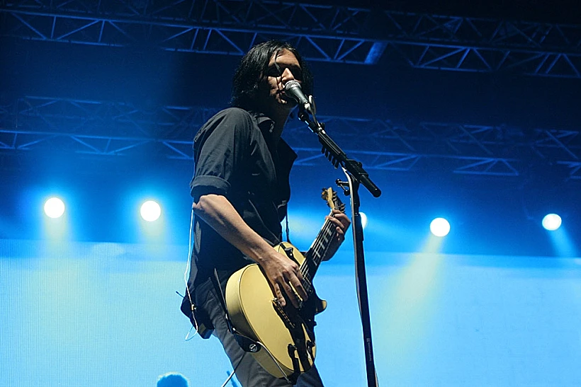 בריאן מולקו, סולן פלסיבו, בהופעה בגני התערוכה ביוני 2010