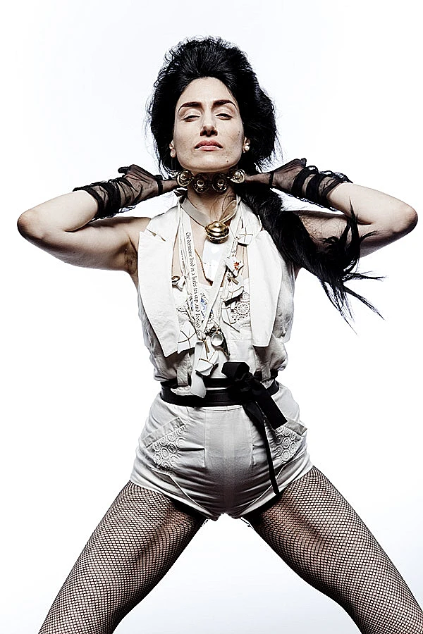 רונית אלקבץ בהפקה למגזין בל