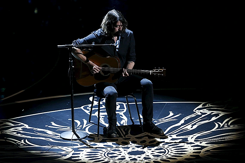 דייב גרוהל מבצע את השיר 