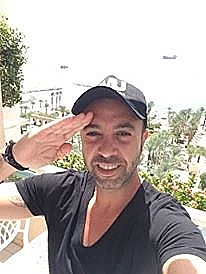 ליאור נרקיס מוזס מצדיע