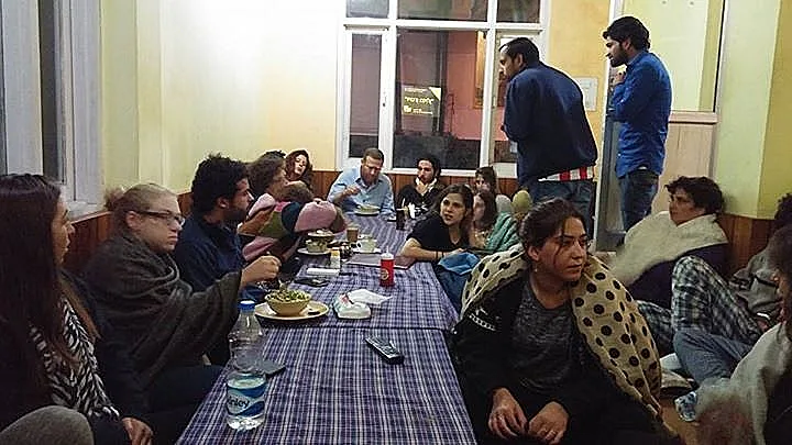 תרמילאים מציינים את יום הזכרון בהודו