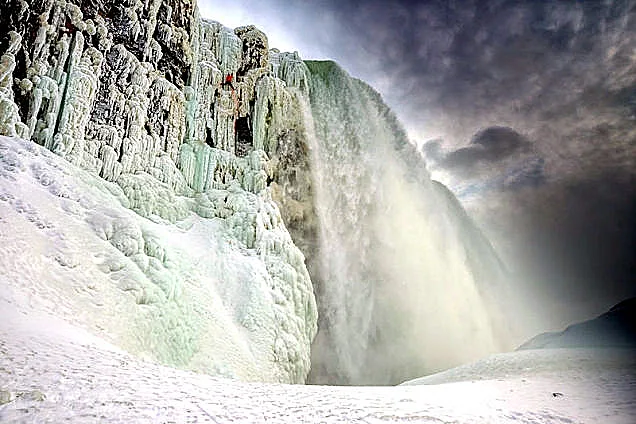 וויל גאד מטפס על מפלי הניאגרה הקפואים