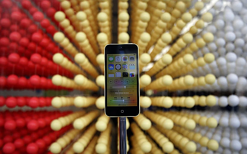 אייפון 5C מוצג בחנות אפל בטוקיו