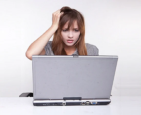 נערה לומדת מחשב