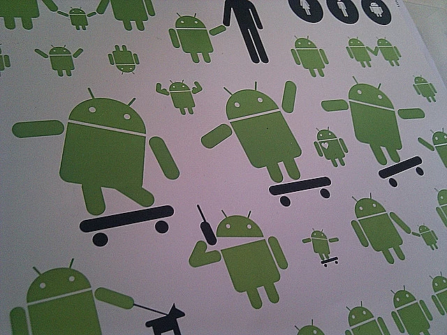 רקע עם דמויות אנדרואיד, חלקן על סקייטבורד