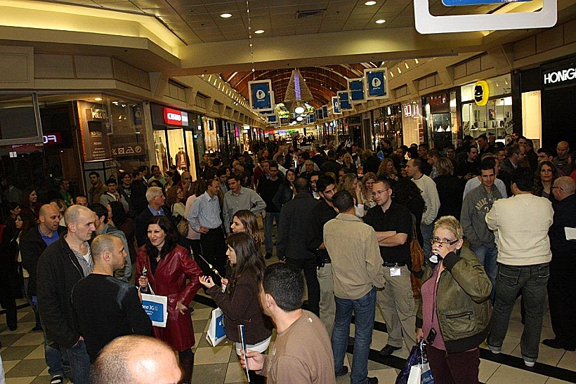 דוכן של פלאפון בקניון איילון