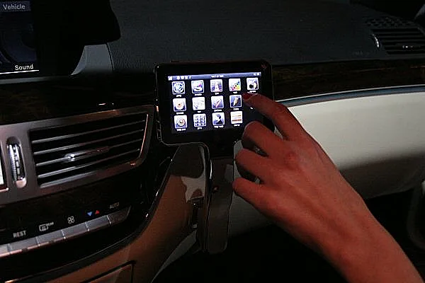 Comodo - קונסולת תקשורת ותוכן לנהג ולנוסעים ברכב