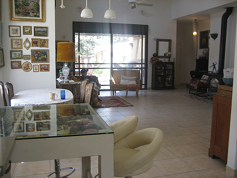 אסטבלישינג שוט של בית הויטרינות והאוספים של האומנית סנדרה גל