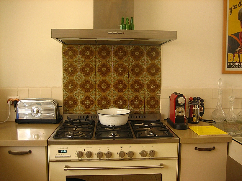 אריחי קרמיקה ישנים במטבח החדש של משפחת גל