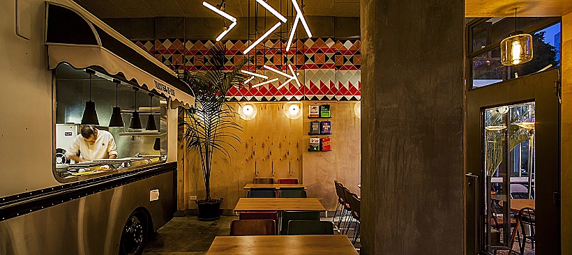 דה לוקס TRUCK לאורך