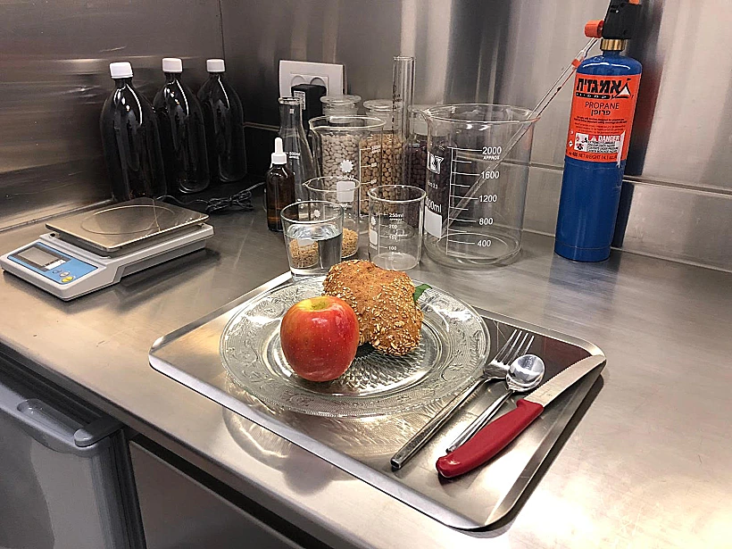 האוכל שהוגש לי מבעד לחלון