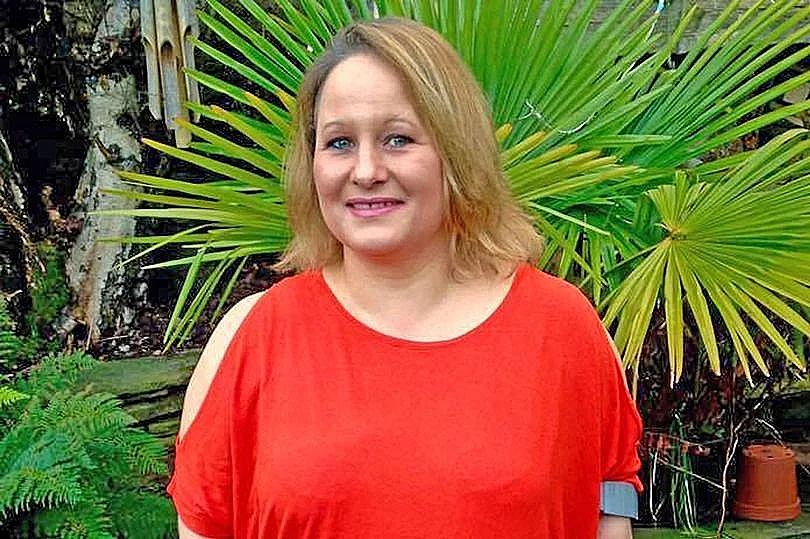 זהירות תמונות קשות: גילחה את שיערה וכמעט איבדה את רגליה