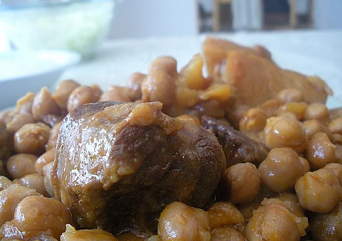 צלחת של חמין בייתי בשר וחומוס