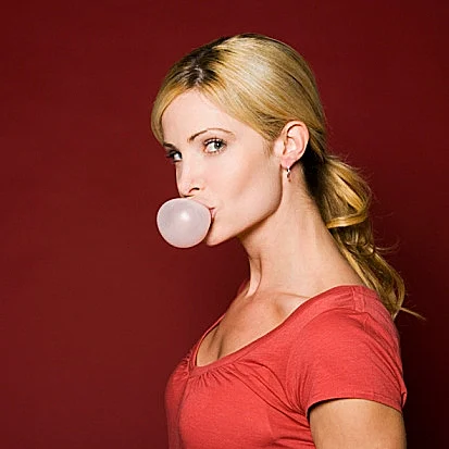 בחורה לועסת מסטיק