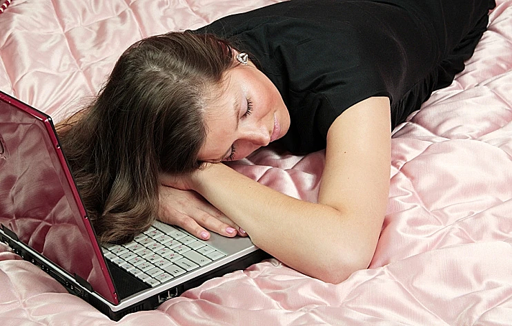 נרדמה על הלפטופ