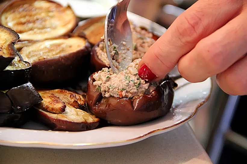חצילי בייבי במילוי ממרח אגוזי מלך