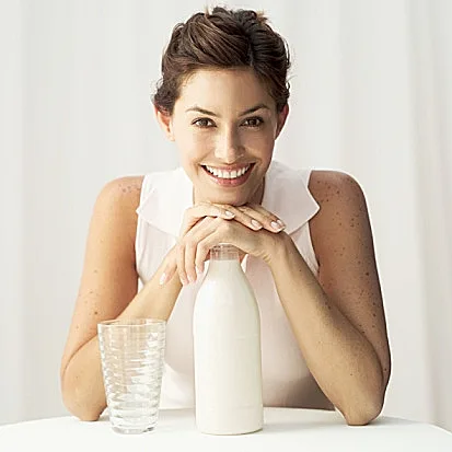 אישה שותה חלב