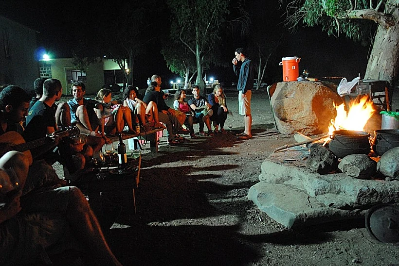 פויקה ואווירה מסביב למדורה - בציר עבודה עברית