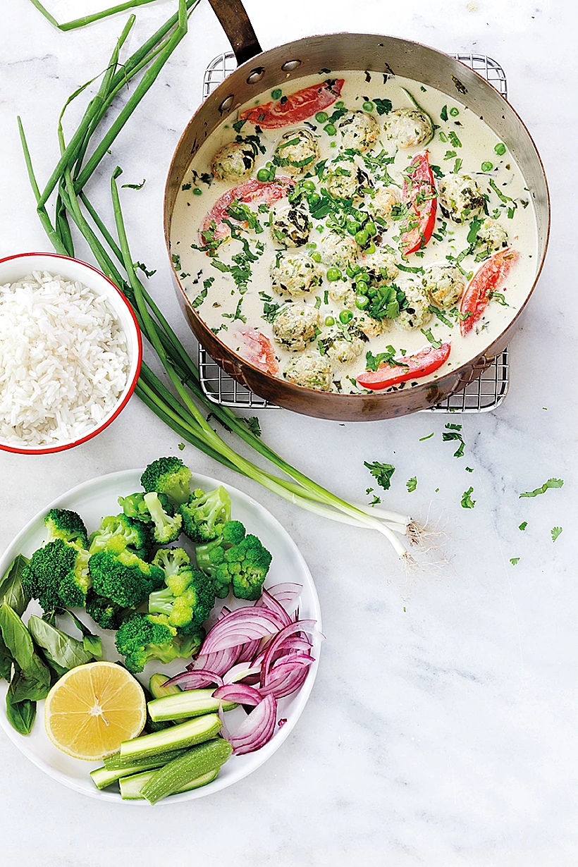 קציצות עוף וירקות בקארי ירוק