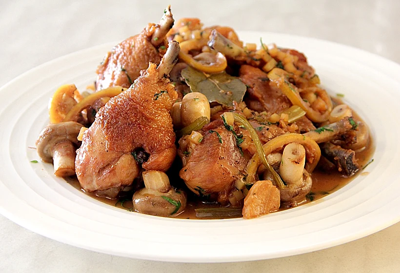 עוף בלימון, יין לבן ודבש עם פטריות