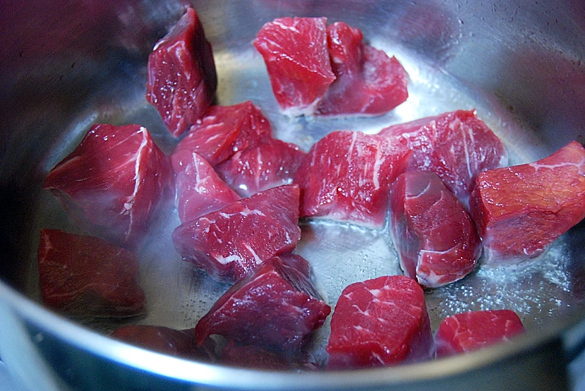 נתחי בשר בשזיפים עם פירה