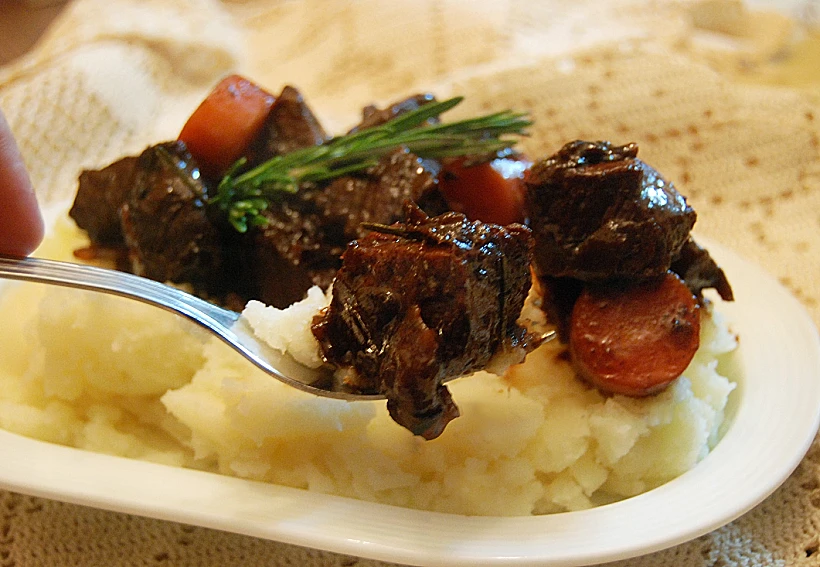 נתחי בשר בשזיפים עם פירה