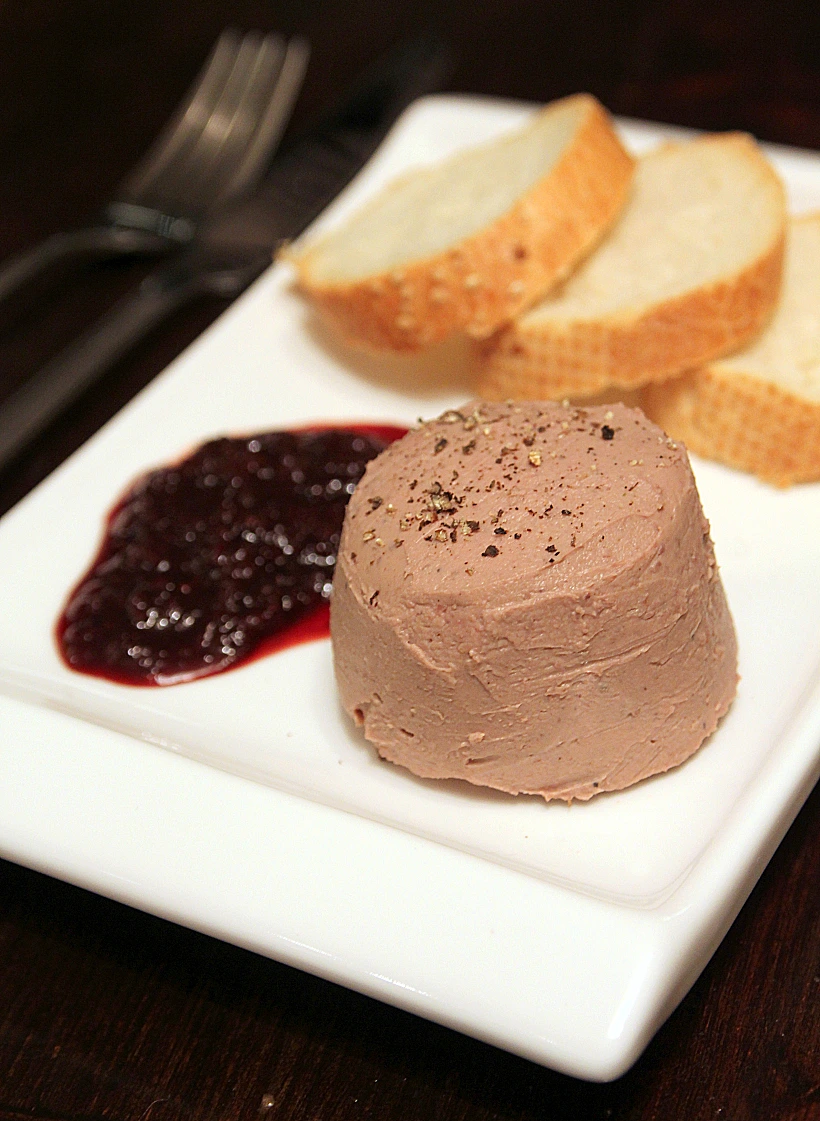 פטה כבד עוף עם רוטב דובדבנים