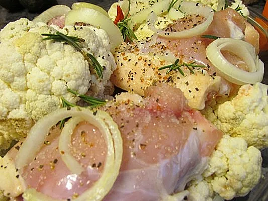 עוף בתנור עם תפוחי אדמה וכרוביות