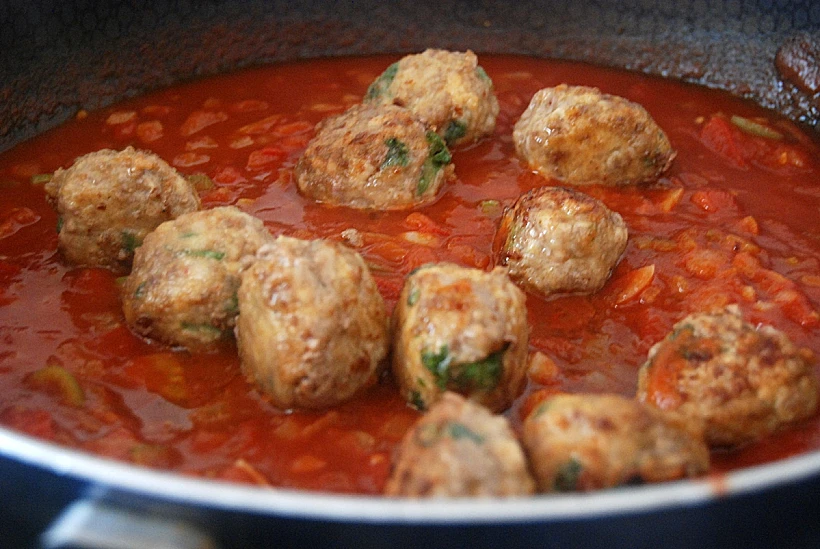 ספגטי עם כדורי בשר ברוטב עגבניות