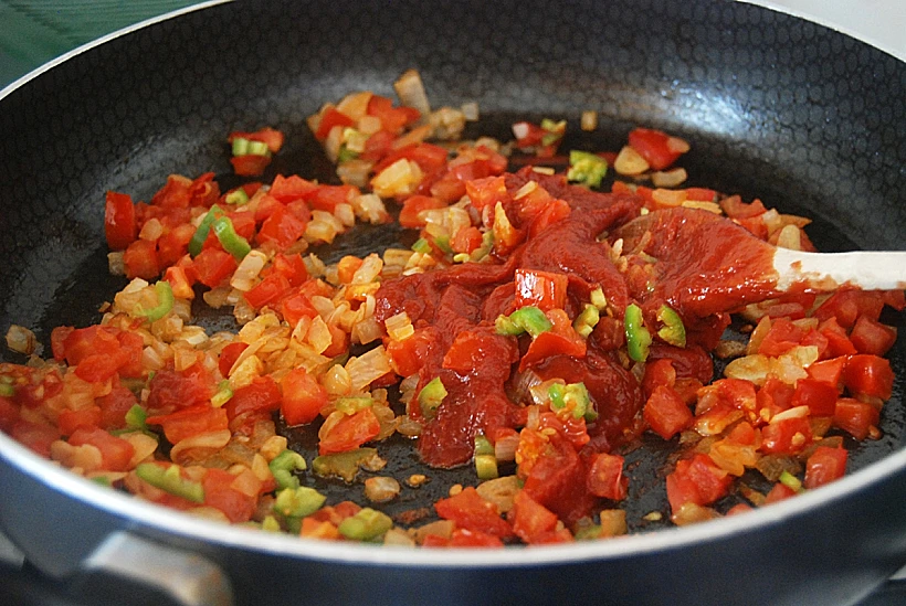 ספגטי עם כדורי בשר ברוטב עגבניות