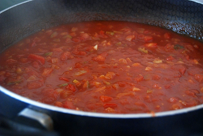 ספגטי עם כדורי בשר ברוטב עגבניות