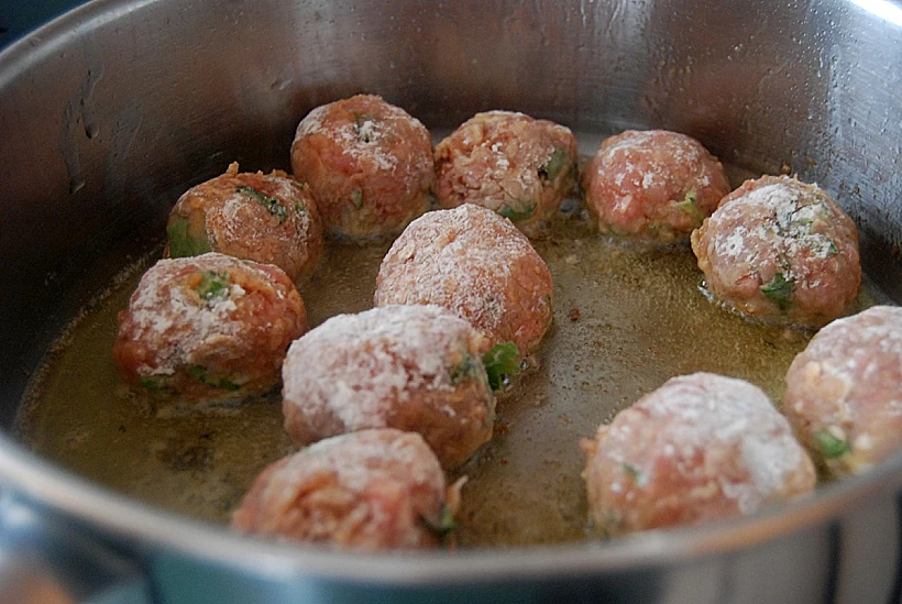 ספגטי עם כדורי בשר ברוטב עגבניות