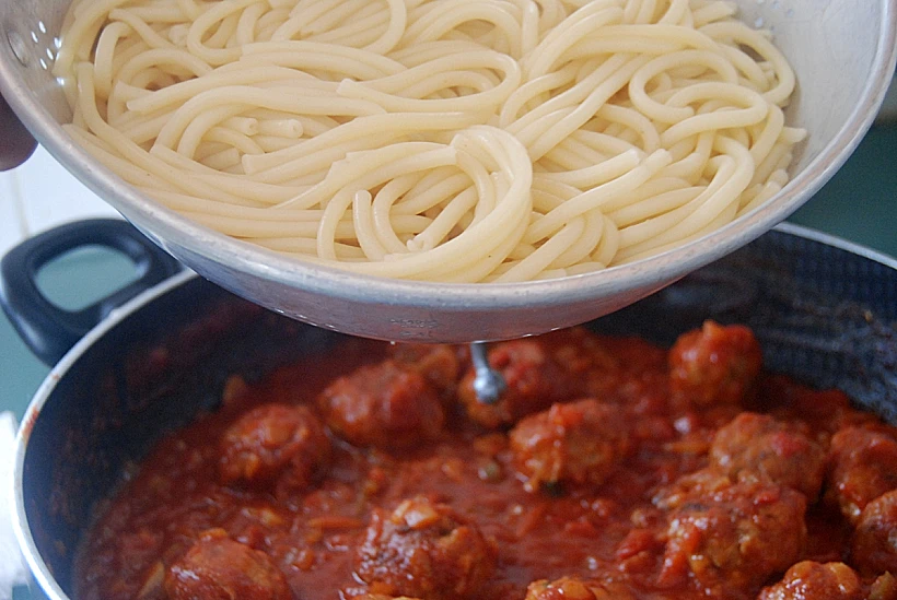 ספגטי עם כדורי בשר ברוטב עגבניות