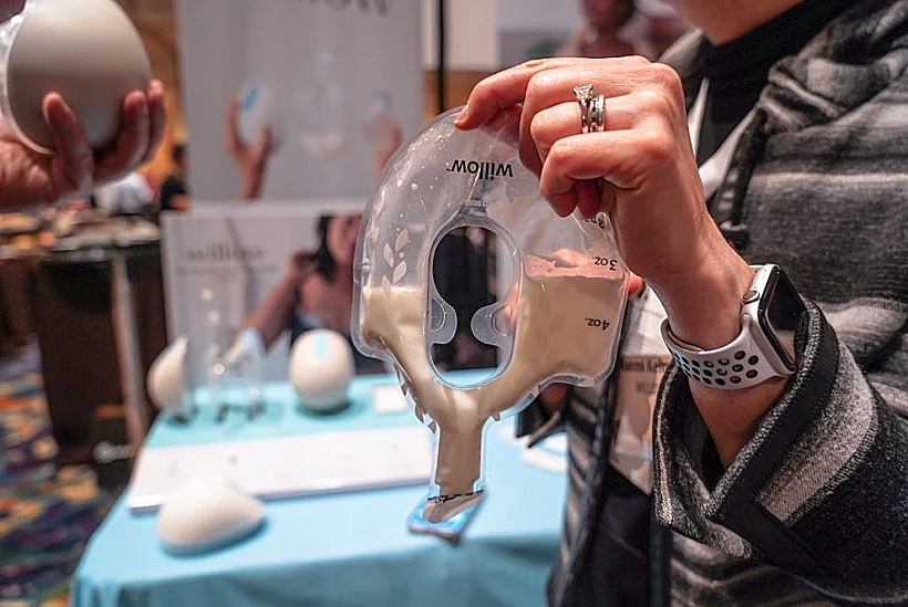 החלב נאגר בתוך שקיות יחודיות שנמכרות בנפרד בעלות של כמה דולרים בודדים