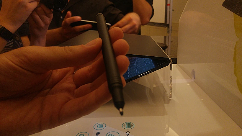 היוגה בוק של לנובו עשוי סגסוגת מגנזיום קשיחה