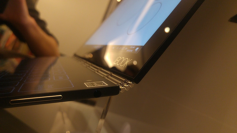 היוגה בוק של לנובו עשוי סגסוגת מגנזיום קשיחה