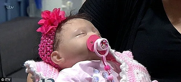 נטלי מתגברת על הטראומה שעברה בעזרת בובה