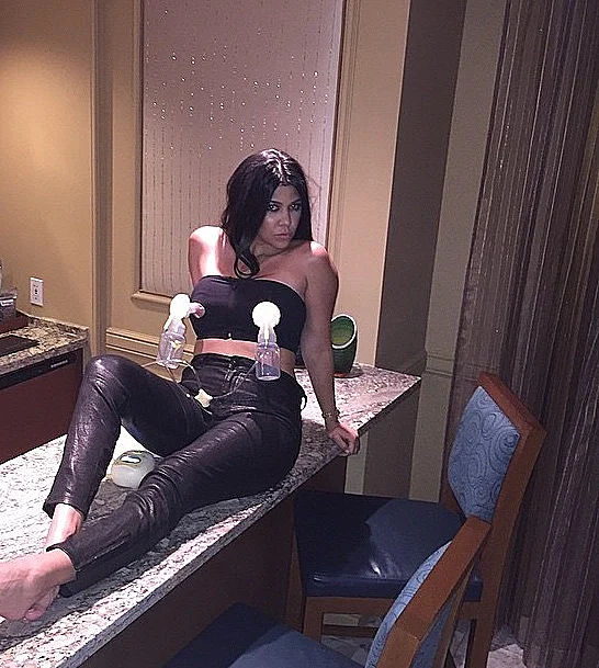 קורטני קרדשיאן שואבת בפומבי