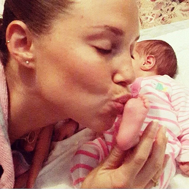 דנה גרוצקי חובקת בת