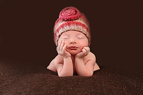 תינוק בפוזת דוגמנות