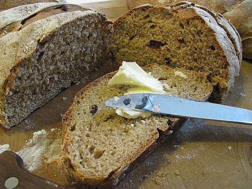 לחם מקמח מלא עם חמוציות וגרעיני דלעת