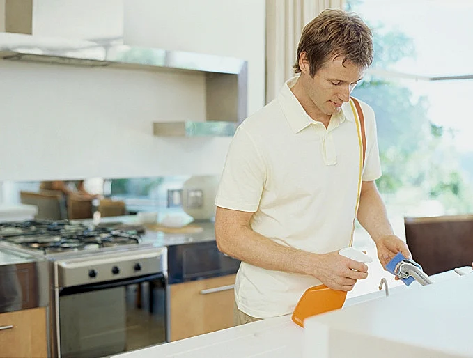 בחור שוטף כלים