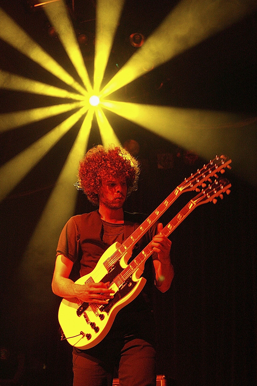 נער מנגן בגיטרה