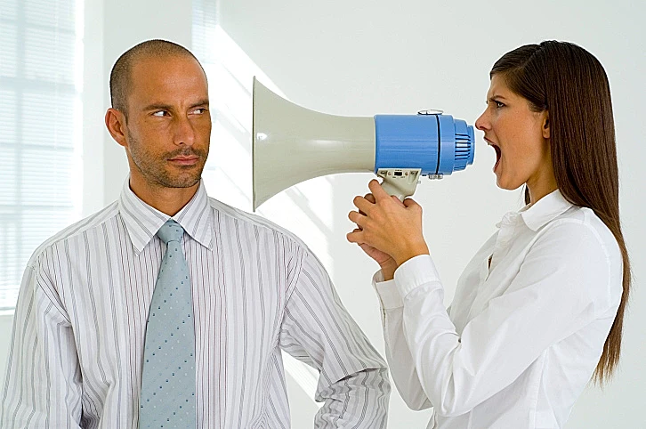 אישה צועקת על גבר במגאפון