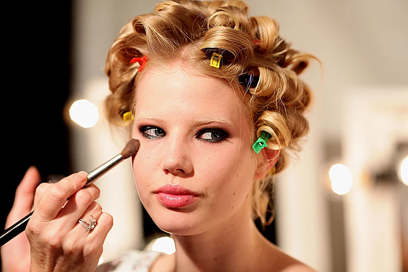 בחורה מתאפרת